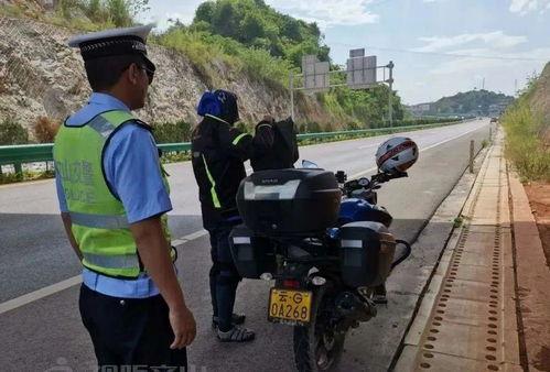 骑手路上吃瓜,一瞥生活百态